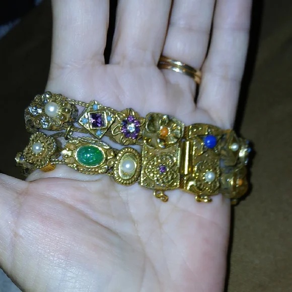 Vintage Gold Cameo Bracelet - Picture 2 of 7